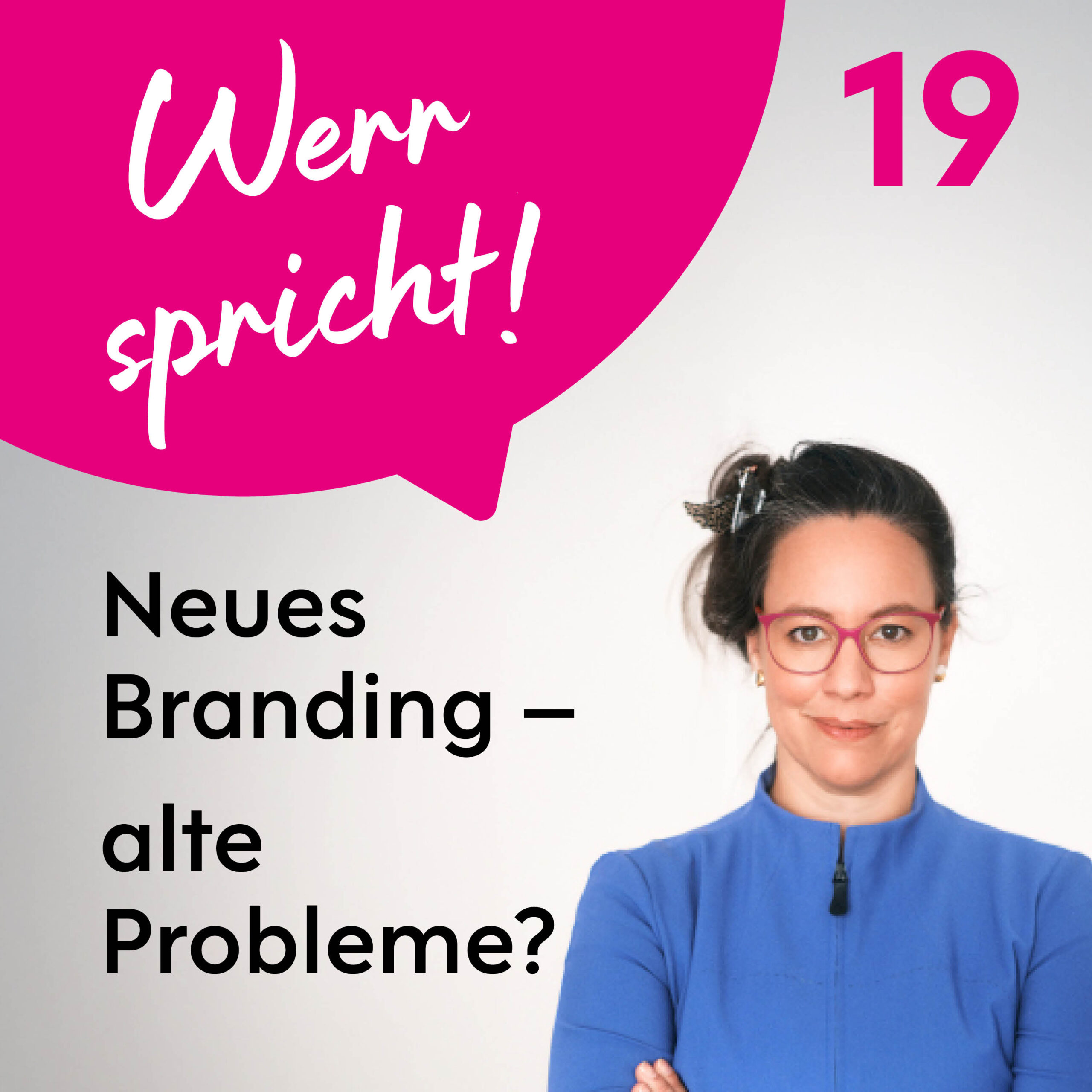 Podcast-Cover mit einer Frau in einem blauen Oberteil, pinken Brillen und hochgesteckten Haaren, die selbstbewusst in die Kamera schaut. Oben links eine große pinke Sprechblase mit weißem Text: „Werr spricht!“ und daneben die Nummer „19“. Darunter steht in schwarzer Schrift: „Neues Branding – alte Probleme?“